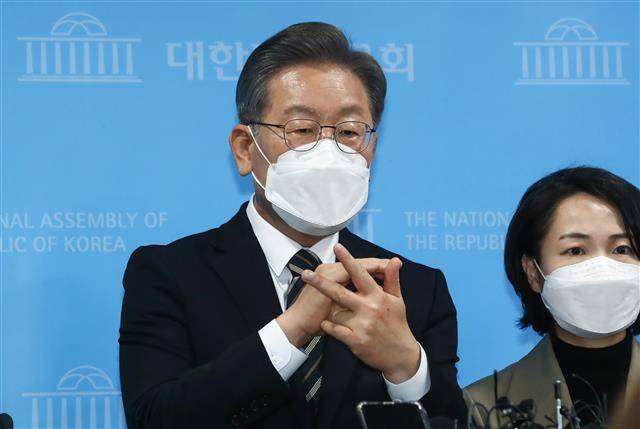 이재명 더불어민주당 대선 후보가 9일 국회 소통관에서 감염병대응정책 관련 긴급 기자회견을 마친 후 취재진의 질문에 답하고 있다. 이 후보는 이 자리에서 “방역 민생 국가책임제를 시행하겠다”고 밝히며 야당을 향해 김종인 국민의힘 총괄선대위원장이 제안했던 ‘100조원 지원’을 본격적으로 논의하자고 역제안했다. 2021.12.9 뉴스1