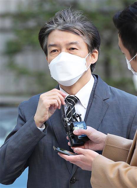 조국 전 법무부 장관이 12일 오전 서울 서초구 서울중앙지방법원에서 열린 뇌물수수 등 혐의 관련 공판에 출석하며 취재진의 질문을 받고 있다. 2021.11.12뉴스1