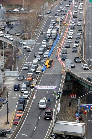 영등포 선유고가차도, 30년 만에 역사 속으로  - 서울시가 9일 영등포구 선유고가차도를 30년 만에 철거하기 위해 목동에서 여의도 방면 교통을 통제하고 있다. 시는 시민 불편을 최소화하기 위해 순차적으로 철거 공사를 진행해 내년 12월까지 마무리할 계획이다. 선유고가차도는 1991년 도심지 교통난 해소를 위해 설치됐지만 지역 간 단절을 초래하고 일대 도시 미관을 저해해 지역 주민들이 지속해서 철거를 요구해왔다.연합뉴스