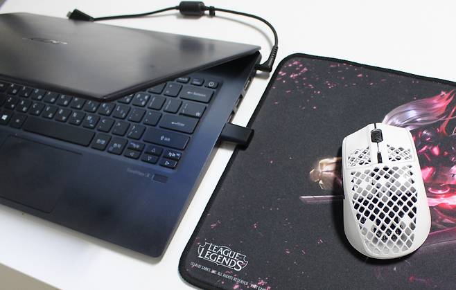 무선 동글을 통한 2.4GHz 무선 연결과 블루투스 연결을 동시에 지원해 노트북을 비롯한 휴대용 디바이스와 간편하게 연결해 사용할 수 있다.