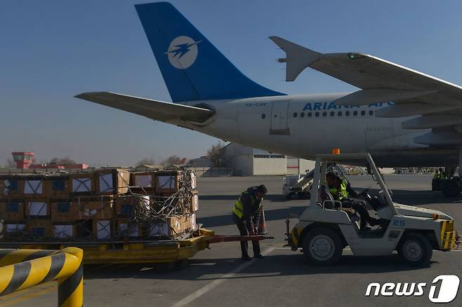 8일(현지시간) 아프가니스탄 카불 공항에 중국이 기증한 코로나19 백신이 하역되고 있다. © AFP=뉴스1 © News1 우동명 기자