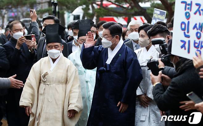 매타버스(매주 타는 민생버스) 다섯번째 행선지로 고향인 대구·경북(TK)을 찾은 이재명 더불어민주당 대선 후보 © News1 오대일 기자