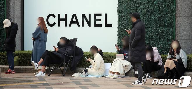 서울시내 백화점 앞에서 시민들이 샤넬 매장 입장을 위해 줄을 서있는 모습.2021.11.2/뉴스1 © News1 김진환 기자