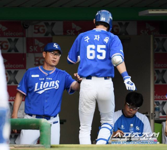 SK 와이번스와 삼성 라이온즈의 2018 KBO 리그 경기가 7일 인천 SK행복드림구장에서 열렸다. 1회초 삼성 구자욱이 우중간 담장을 넘어가는 솔로홈런을 날렸다. 홈인하며 김한수 감독과 기쁨을 나누는 구자욱.
인천=허상욱 기자 wook@sportschosun.com/2018.08.07/
