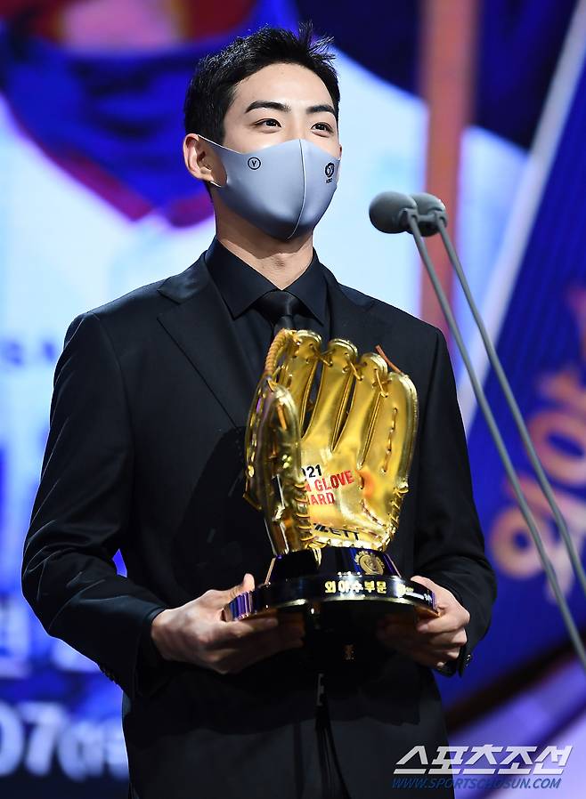 2021 KBO 골든글러브 시상식이 10일 서울 강남구 삼성동 코엑스 오디토리움에서 열렸다. 외야수 부문 골든글러브를 수상한 삼성 구자욱이 수상 소감을 말하고 있다. 삼성동=박재만 기자 pjm@sportschosun.com/2021.12.10/