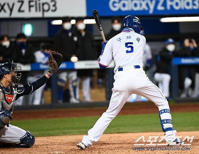 2021 KBO리그 포스트시즌 플레이오프 1차전 두산과 삼성의 경기가 9일 대구 삼성라이온즈파크에서 열렸다. 5회말 1사 2루 삼성 구자욱이 볼넷으로 출루하고 있다. 대구=허상욱 기자 wook@sportschosun.com/2021.11.09/