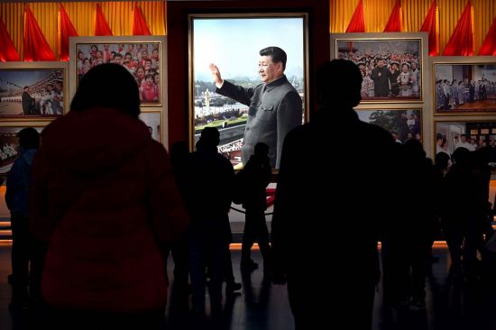 지난달 11일 중국 수도 베이징의 '중국공산당 역사박물관' 내에 전시된 시진핑 국가주석 사진 앞에 관람객이 모여 있다. [이미지출처=연합뉴스]
