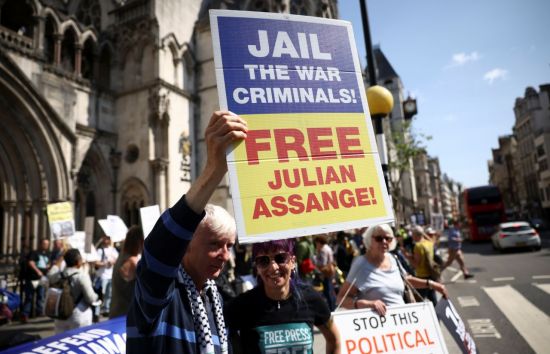 폭로 전문 사이트 '위키리크스'의 설립자 줄리언 어산지의 지지자들이 지난 8월 11일(현지시간) 그의 미국 송환 여부를 심리하는 영국 런던 고등법원 주변에서 시위를 벌이고 있다. [이미지출처=연합뉴스]