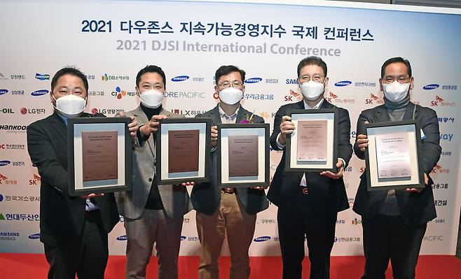 현대차그룹은 10일 그랜드 하얏트 서울에서 열린 ‘2021 DJSI 시상식’에서 (왼쪽부터)박재하 현대차 상무, 이현복 현대모비스 상무, 최해진 현대제철 실장, 문제철 현대건설 상무, 김효준 현대글로비스 상무 등이 참석한 가운데 'DJSI월드지수(DJSI World)' 편입 인증패를 수여 받았다. /현대차그룹 제공