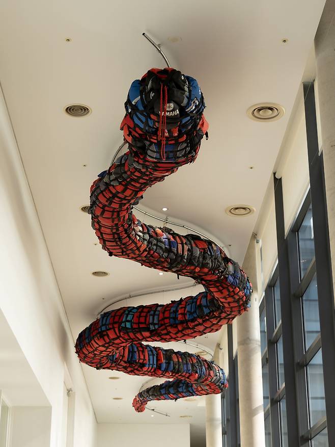 아이 웨이웨이 작 '구명조끼 뱀(2019)'. /국립현대미술관 제공