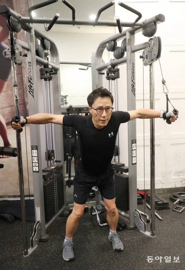 정진혁 한양대 구리병원 이비인후과 교수는 뇌출혈 사고 이후 절박함으로 인해 운동을 시작하면서 ‘몸짱’으로 거듭났다. 정 교수가 집 근처 헬스클럽에서 근력운동을 하고 있다. 방역수칙을 준수해 촬영했다. 평소에는 마스크를 착용하고 운동한다. 안철민 기자 acm08@donga.com