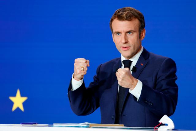에마뉘엘 마크롱 프랑스 대통령이 9일 파리 엘리제궁에서 기자회견을 열고, 내년 상반기 유럽연합(EU) 의장국으로서의 포부를 밝히고 있다. 파리=AP 연합뉴스