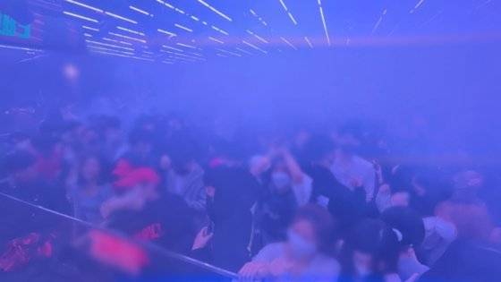 오전 5시부터 오후 12시까지 운영하는 강남 소재의 오전반 클럽들이 연일 인기다. [온라인 커뮤니티 캡쳐]