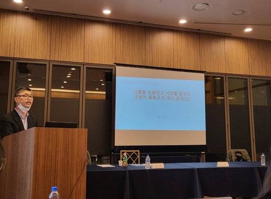 10일 오전 10시 30분에 서울시 중구 LW컨벤션에서 열린 한국행정학회 동계학술대회 ‘새 정부에 바란다:복지분야’에서 은민수 더불어민주당 포용복지국가위원회 정책실장이 공약의 방향에 대해서 설명하고 있다.최서인 기자