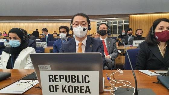 우리나라가 10일(현지시간) 개최된 국제해사기구(IMO) 총회에서 11회 연속으로 최상위 그룹 이사국으로 선출됐다. 주영 한국대사관 겸 IMO 대표부 김건 대사가 회의에 참석하고 있다. 주영한국대사관 겸 IMO 한국 대표부 제공=연합뉴스