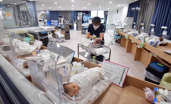 영남권에 처음 설립된 울산시 북구 공공산후조리원에서 지난달 22일 간호사가 신생아를 돌보고 있다. 최신식 건물에 저렴한 비용이 장점인 이 조리원 신생아실엔 빈 침대가 보이지 않는다.