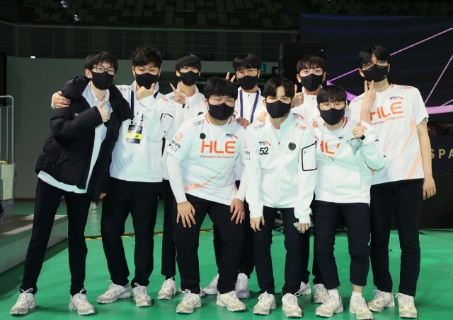 김지영 한화생명 2군 코치(왼쪽 두 번째). 한국e스포츠협회 제공