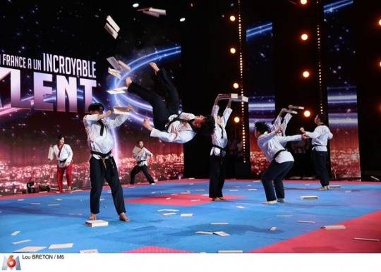 세계태권도연맹 시범단이 도복을 입고 '프랑스 갓 탤런트'에서 시범을 보이고 있다.[세계태권도연맹 제공]