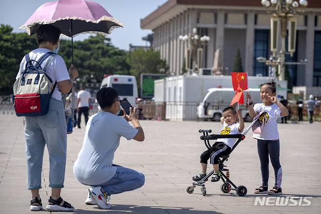 [베이징=AP/뉴시스] 10일(현지시간) 가디언에 따르면 중국 관영매체가 출산율 급감에 대응해 공산당원들이 자녀 3명을 의무적으로 낳아야 한다고 주장하는 논평을 게재해 논란이 되고 있다. 사진은 기사와 무관. 2021.12.10. *재판매 및 DB 금지