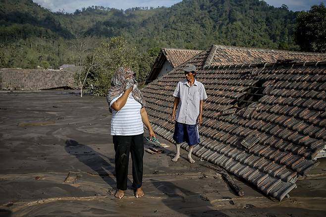 지난 9일 화산 분화로 피해를 입은 주민이 마을을 둘러보고 있다. 사진=AP 연합뉴스