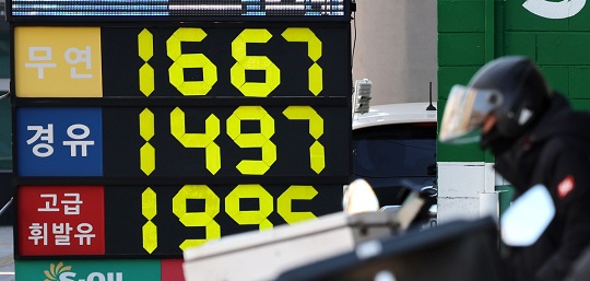 전국 주유소 기름값이 유류세 인하 효과로 4주 연속 하락한 가운데 서울의 한 주유소에서 휘발유 가격이 리터당 1667원에 판매되고 있다. 사진=뉴스1