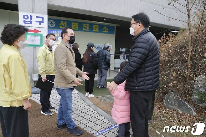 박상돈 천안시장이 11일 코로나19 진단검사를 위해 천안 서북구 선별진료소를 방문한 시민들을 위로하며 이야기를 나누고 있다.(천안시청 제공)© 뉴스1© 뉴스1