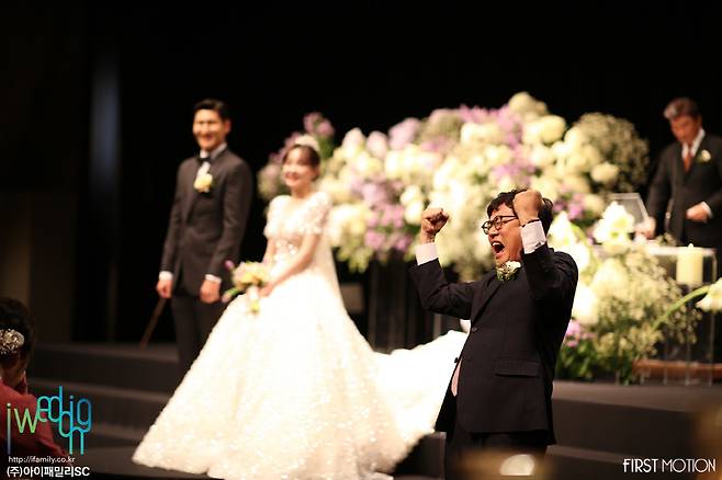 The comedian Lee Kyung-kyu was spotted entering the marriage ceremony with his daughter Lee Ye-rims hand in a nervous expression.Jo Hye-ryun said on his 11th day, I have never seen my brother Kyung-gyus daughter Yelim marry ~ ~ I catch her when she is a bride ~ ~I had a hard time raising my brothers daughter. Kim Young-chan is happy ~ ~ .In the photo, Lee Kyung-kyu walks through Virgin Lorde with her daughter Lee Ye-rims hand. Lee Kyung-kyu, who is smiling awkwardly, attracts attention.Jo Hye-ryun then posted a short video with the article Lee Kyung-kyus brothers daughter Lee Ye-rim marriage-style celebration; Anacana (feat. Kyung-kyuong).In the video, Jo Hye-ryun sat in the passenger seat and began to go on the Baro Virgin Lorde when the Anacana Jeonju flowed out.The boom sitting next to him got up and applauded and induced a response, and Jo Hye-ryun took control of the stage with a passionate dance karma.Jo Hye-ryun also set up Lee Kyung-kyu, singing in front of the hornet Baro.Reluctantly from his seat, Lee Kyung-kyu greeted Jo Hye-ryun politely and then made a mockery by making a gesture that seemed to slap him.On the other hand, Lee Kyung-kyus daughter, actor Lee Ye-rim and Gyeongnam FC soccer player Kim Young-chan, signed a marriage after four years of devotion.The marriage ceremony was attended by star guests who were close friends including Lee Kyung-kyus Gyu-line, and the marriage ceremony was followed by thorough anti-virus rules and was held privately.In the public marriage photo, Lee showed off her neat beauty in a pure white dress. Kim Young-chan, who is tall, showed a superior ratio.Lee Kyung-kyu, who cheered with his fists as if he were roaring joy, was also caught and warmed up.On this day, the marriage ceremony was blessed with the future day of the two people with the warm hearted virtue of actor Lee Duk-hwa, who is a senior in the entertainment industry and appeared in Urban Fisherman 3.The first part of the ceremony was a boom that was responsible for Lees birthday party MC and a marriage ceremony for KCM, which was in charge of the celebration, to add interest to the ceremony and to give fun and impression.In the second part, the comedian Jung Bum-gyun raised the atmosphere with his unique gesture, and added heat to the ripe atmosphere with the celebration of Lee Soo-geun & Kim Jun-hyun, Park Gun, Cho Jung-min and Jo Hye-ryun.Lee said, I am deeply grateful to all those who have taken a precious step despite Corona, and I will live happily and happily as much as I have blessed each other.