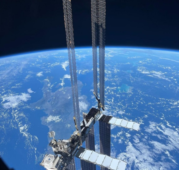 11일(현지시각) 마에자와 유사쿠가 우주에서 인스타그램에 올린 사진. 국제우주정거장 뒤로 푸른 지구가 보인다. /인스타그램