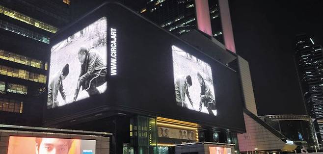 10일 중국 작가 아이웨이웨이의 신작 영상‘책은 스스로 불탄다’가 서울 삼성동 대형 전광판에서 상영되고 있다. 인권과 표현의 자유에 대해 질문하는 작품이다. /정상혁 기자