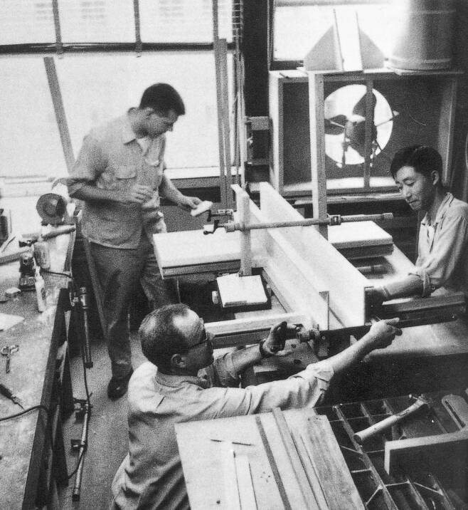 1960년대 미스 반데어로에 건축사무실에서 일하던 시절 김종성(오른쪽). /김종성·국립현대미술관 미술연구센터 소장