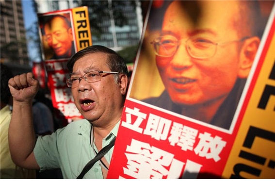 <2010년 12월 5일 “류샤오보를 즉각 석방하라!” 외치는 홍콩의 시민들/ (Ed Jones/AFP)  >