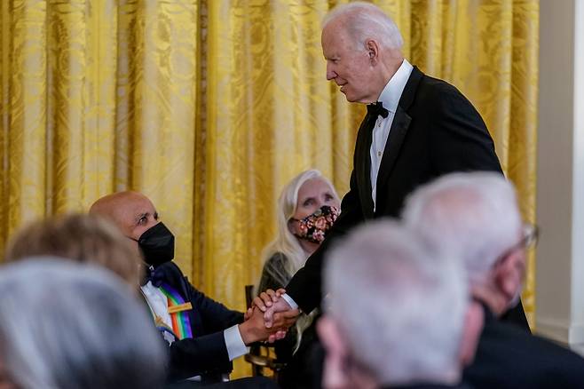 백악관에서 열린 44회 케네디센터 공로상 수상자 초청행사에서 조 바이든 대통령이 올해 최고령 수상자인 베리 고디에게 축하 인사를 건네고 있다. /로이터 연합뉴스