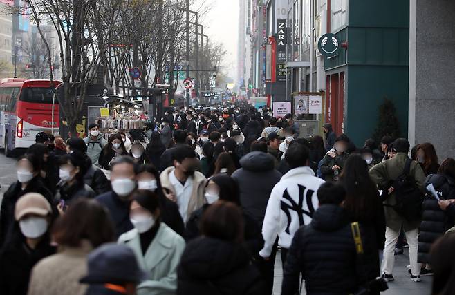 주말인 11일 오후 서울 서초구 강남역 일대가 시민들로 붐비고 있다. /연합뉴스
