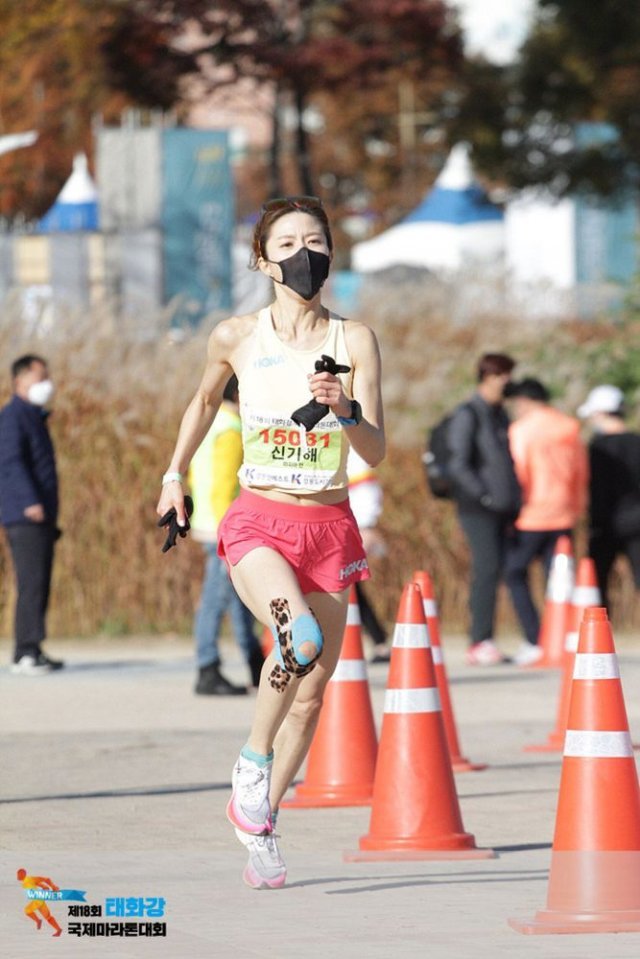 신기해 씨가 11월 13일 울산에서 열린 제18회 태화강국제마라톤대회 10km에 출전해 질주하고 있다. 신 씨는 여자부에서 40분 43초로 2위를 했다. 신기해 씨 제공.