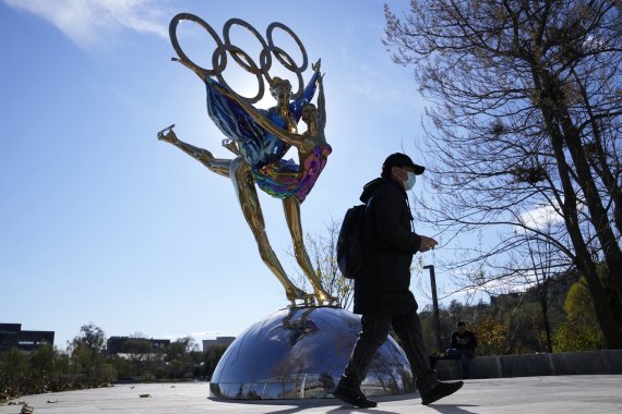최근 중국 베이징 한 공원에 설치된 베이징 동계올림픽 기념 조형물 모습. 뉴시스