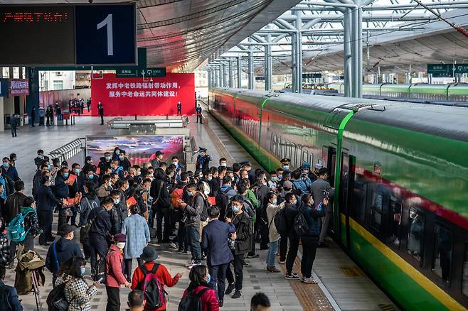 지난 3일 중국 원난성 쿤밍 기차역에서 중국-라오스 철도 열차에 탑승하기 위해 승객들이 줄을 서고 있다. 신화 연합뉴스