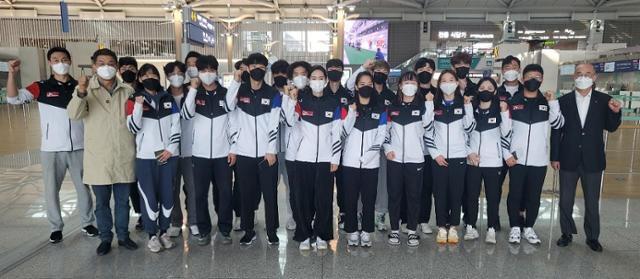 스피드스케이팅 대표팀이 11월 5일 인천국제공항에서 출국 전 기념사진을 찍고 있다. 대한빙상경기연맹 제공