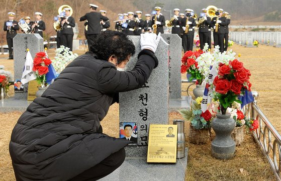 조천형 상사 어머니 임헌순씨가 아들의 묘비를 만지며 오열하고 있다. 프리랜서 김성태