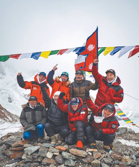 지난 1월 5일 네팔 산악인들이 동계 K2 등반을 앞두고 기념사진을 찍고 있다. 네팔 산악인들은 한겨울에 8000m급 14개 봉우리 중 유일하게 동계 등정이 이뤄지지 않은 K2에 올랐다. [로이터=연합뉴스]