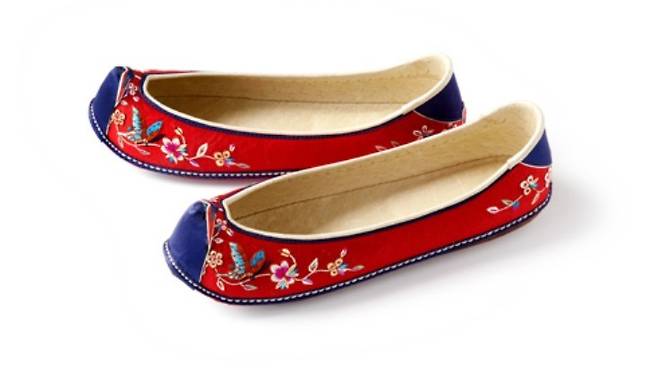 Women’s traditional embroidered shoes (Yeol)