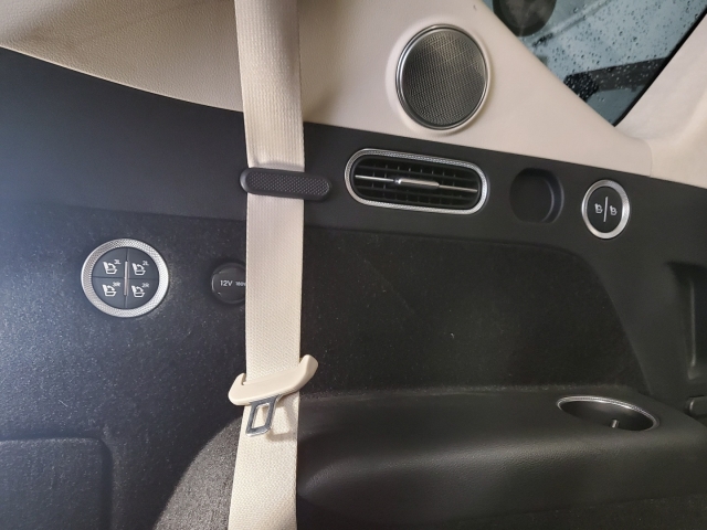 GV80 트렁크 공간에서 보이는 버튼. 2, 3열의 좌석을 앞으로 접을 때 쓰인다. 정진영 기자