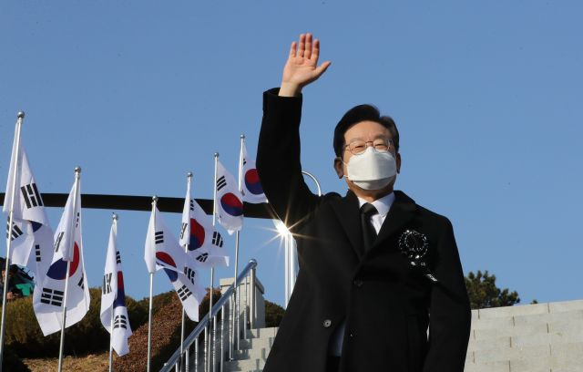 이재명 민주당 대선 후보가 11일 경북 칠곡군 다부동 전적기념관 방문을 마치고 지지자들에게 손을 들어 인사하고 있다. 연합뉴스