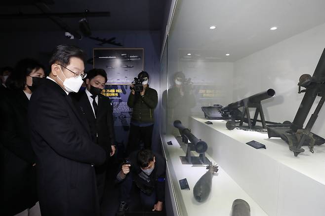 더불어민주당 이재명 대선 후보가 11일 한국전쟁 최대 격전지였던 경북 칠곡군 다부동 전적기념관을 방문해 한국전쟁 관련 전시품을 살펴보고 있다.[연합]