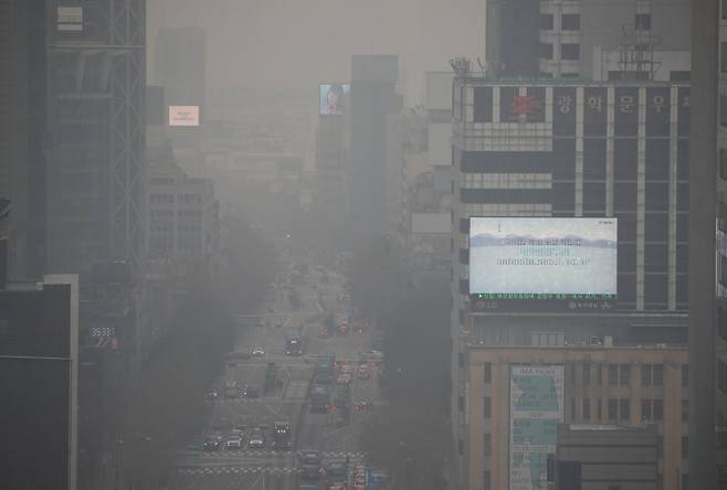 주말을 맞아 전국 곳곳 미세먼지 농도가 '나쁨' 수준을 보인 11일 서울 종로 거리가 온통 희뿌옇다. 연합뉴스