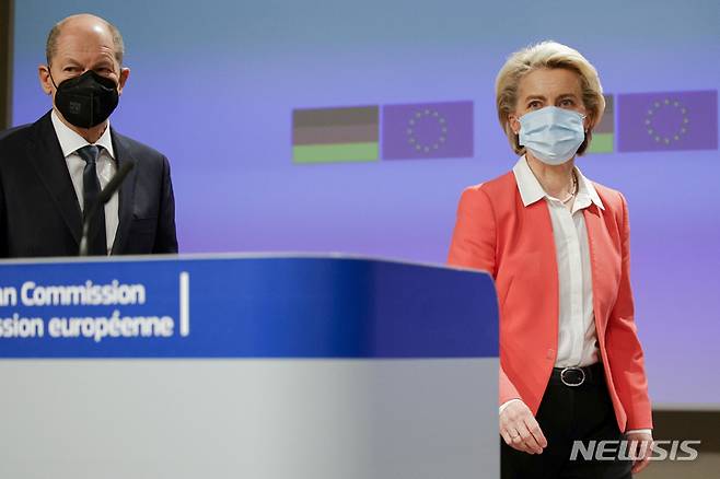[브뤼셀(벨기에)=AP/뉴시스]올라프 숄츠(왼쪽) 독일 총리와 우르줄라 폰데어 레이엔 EU집행위원장이 10일(현지시간) 벨기에 브뤼셀에서 공동기자회견을 열었다. 2021.12.11.photo@newsis.com