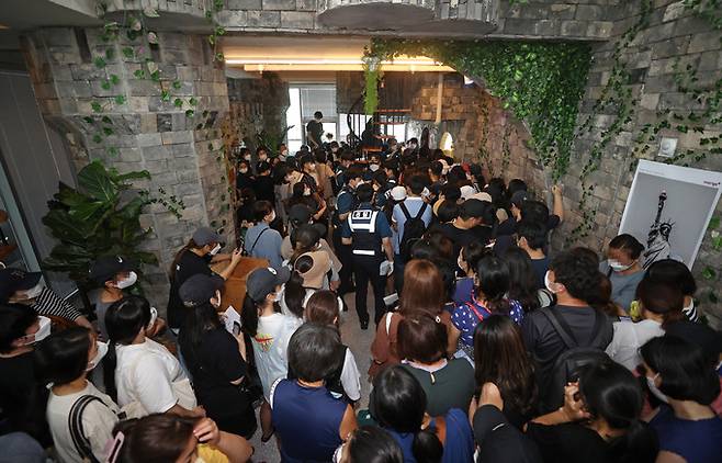지난 8월 13일 서울 영등포구에 위치한 결제플랫폼 머지플러스 본사에 환불을 요구하는 가입자들이 모여 있다. 연합뉴스