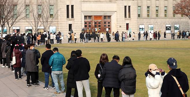 11일 오후 서울 중구 시청광장에 마련된 신종 코로나바이러스 감염증(코로나19) 임시 선별검사소에서 시민들이 진단검사를 받기 위해 줄서 있다. 뉴스1