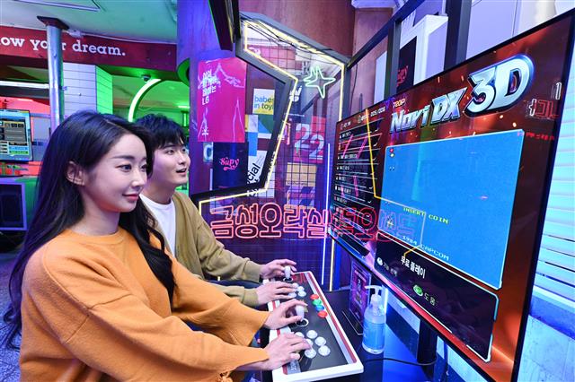 LG전자가 올레드TV를 알리기 위해 지난달 21일 서울 성수동에 문을 연 ‘금성오락실’. 올레드 화면으로 각종 게임을 즐길 수 있으며, 12월 19일까지 운영될 예정이다.LG전자 제공