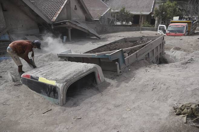 스메루 화산에서 흘러나온 분출물이 트럭을 덮쳤다. 사진=AP 연합뉴스