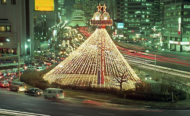 서울 시청 앞을 밝힌 크리스마스 트리. 1996년 [연합뉴스 자료사진]